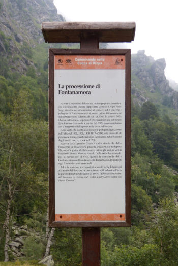 Segnaletica su percorso di Fontainemore (68026 bytes)